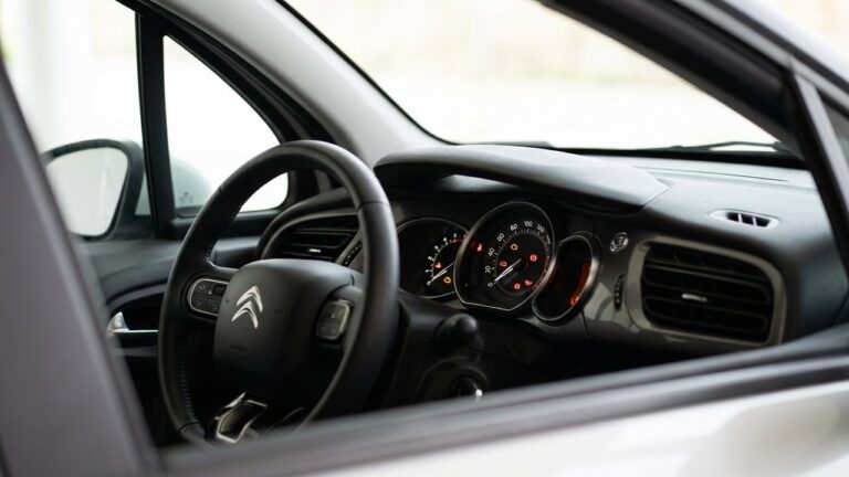 Voyants du tableau de bord d'une Citroën C3 allumés