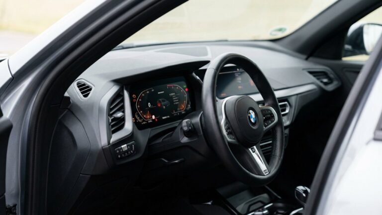 Voyants lumineux allumés sur le tableau de bord d'une BMW Série 1