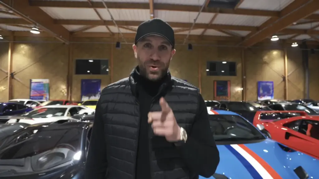 GMK devant des dizaines de voitures de collection