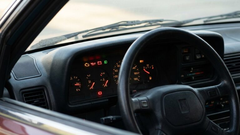 Tableau de bord Clio 4 avec voyants allumés