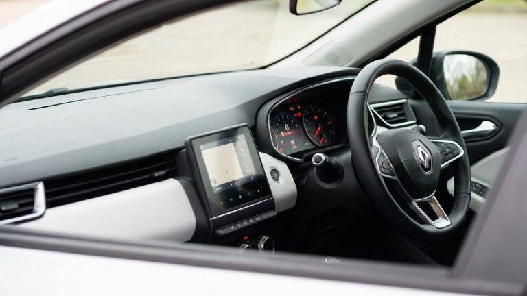 Voyants du tableau de bord d'une Renault Clio 5 allumés