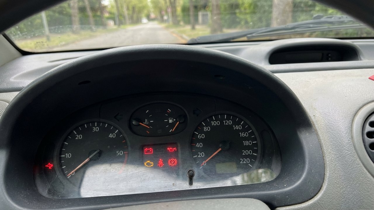 Voyants du tableau de bord d'une Twingo 1 allumés