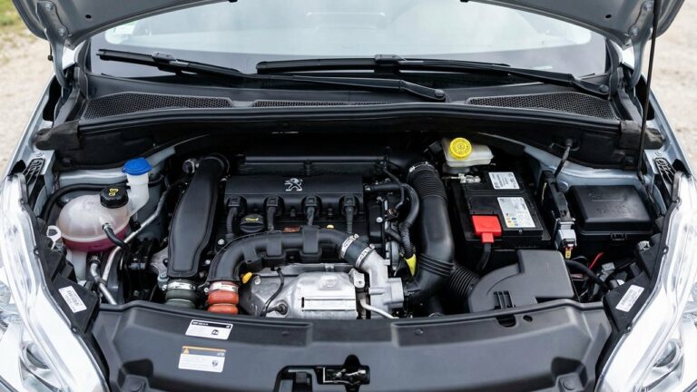 Moteur Peugeot 208 montrant les composants mécaniques