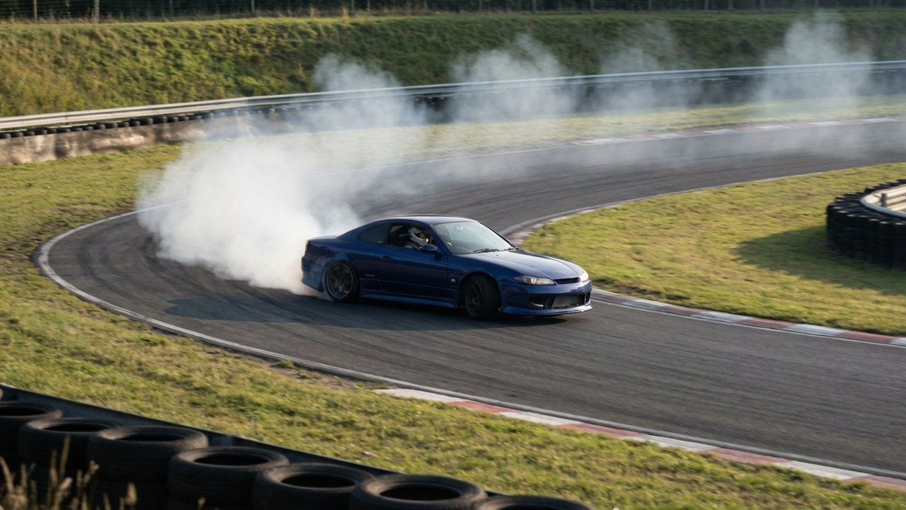 Nissan Silvia S15 en drift sur circuit de compétition D1GP