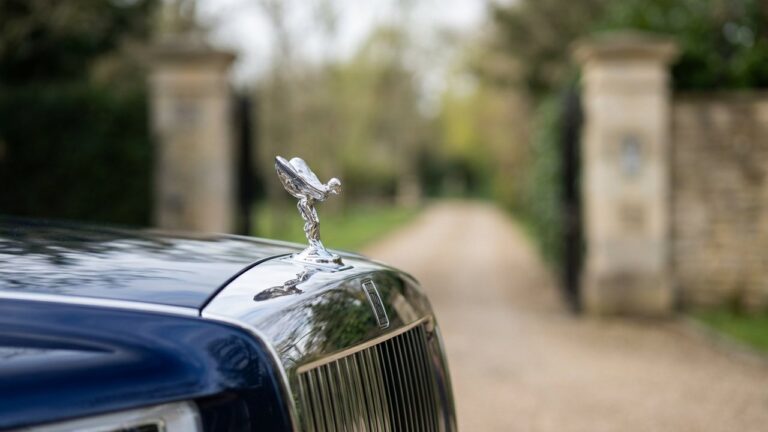 La statuette Spirit of Ecstasy, mascotte emblématique de Rolls-Royce