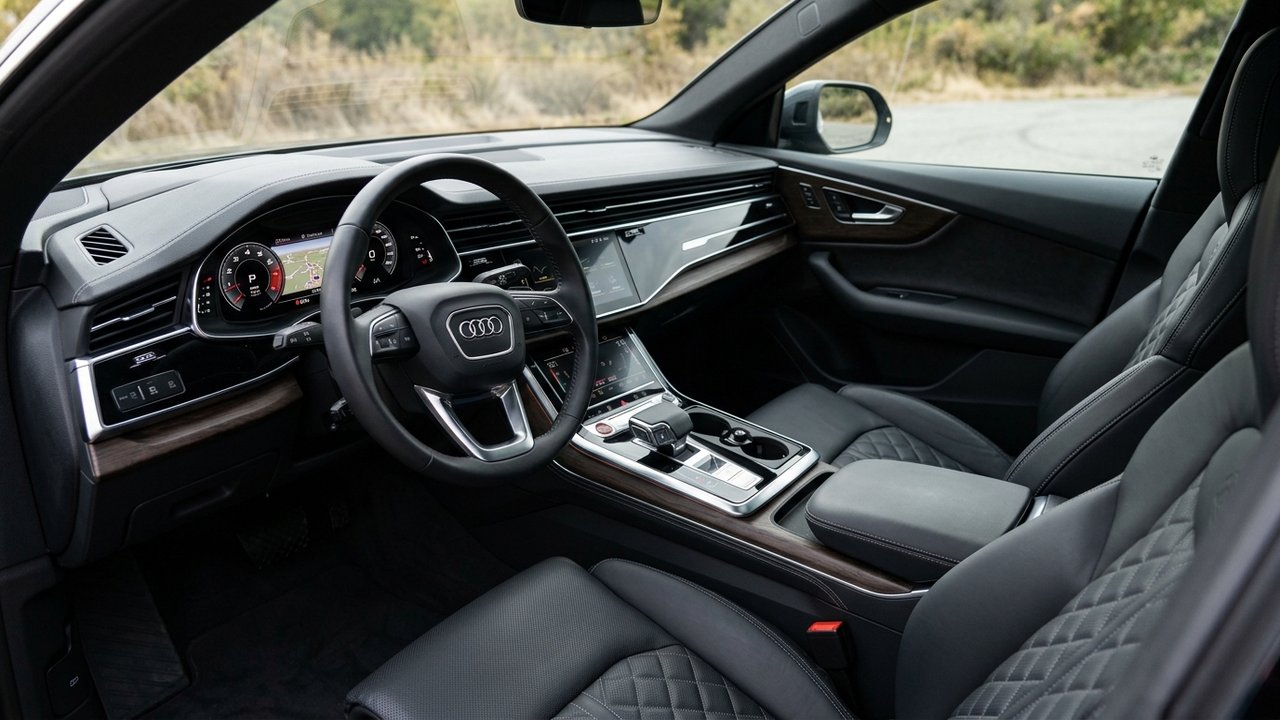 Intérieur haut de gamme de l'Audi Q8 avec sièges ventilés et tableau de bord numérique