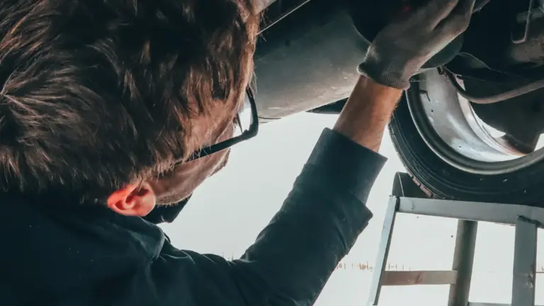 Mécanicien réparant un filtre auto