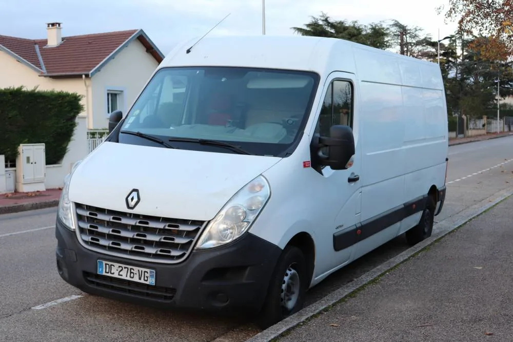 Renault Master blanc garé dans la rue