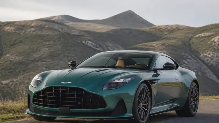 Aston Martin DB12 coupé, vue avant sportive