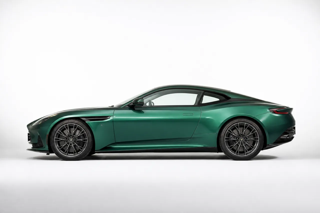 Aston Martin DB12 coupé, vue de profil technique